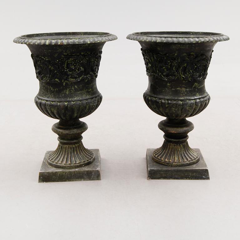 TRÄDGÅRDSURNOR, 1 par, gjutjärn, 1900-/2000-tal.