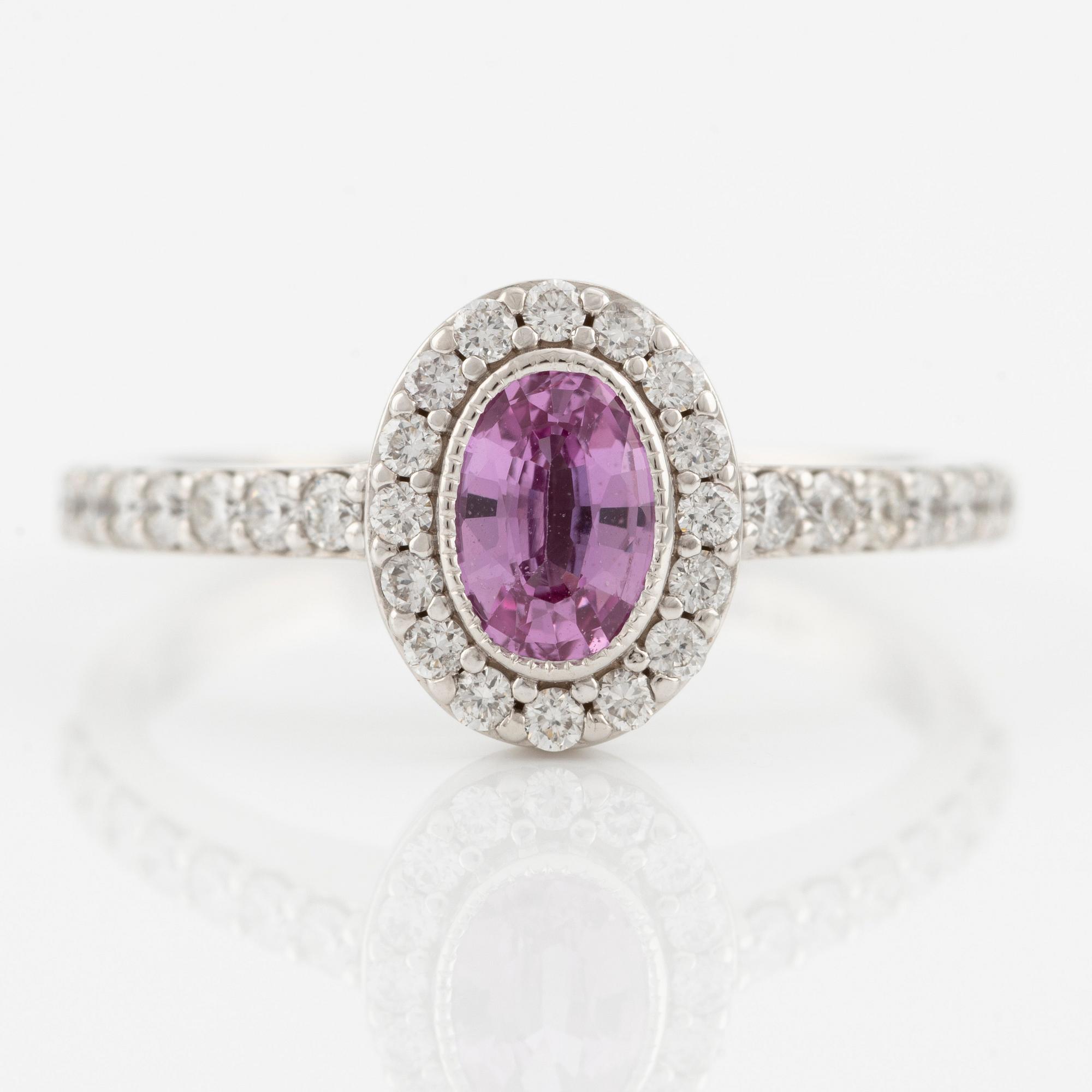 Ring 14K guld med en rosa fasettslipad safir och runda briljantslipade diamanter.