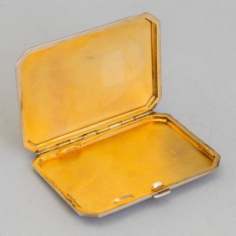 CIGARETTETUI, guillocherad emalj och sterlingsilver, engelska importstämplar, London 1927. Vikt 82 g.