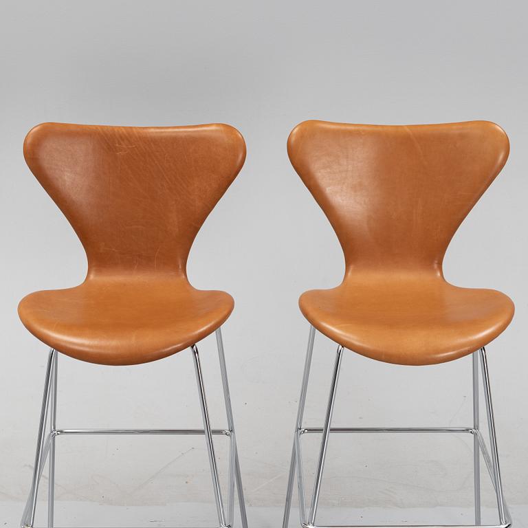 Arne Jacobsen, barstolar, ett par, höga "Sjuan", Fritz Hansen, 2000-tal.