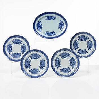 Fyra tallrikar samt serveringsfat, kompaniporslin, Kina, Qingdynastin, Jiaqing (1796-1820).