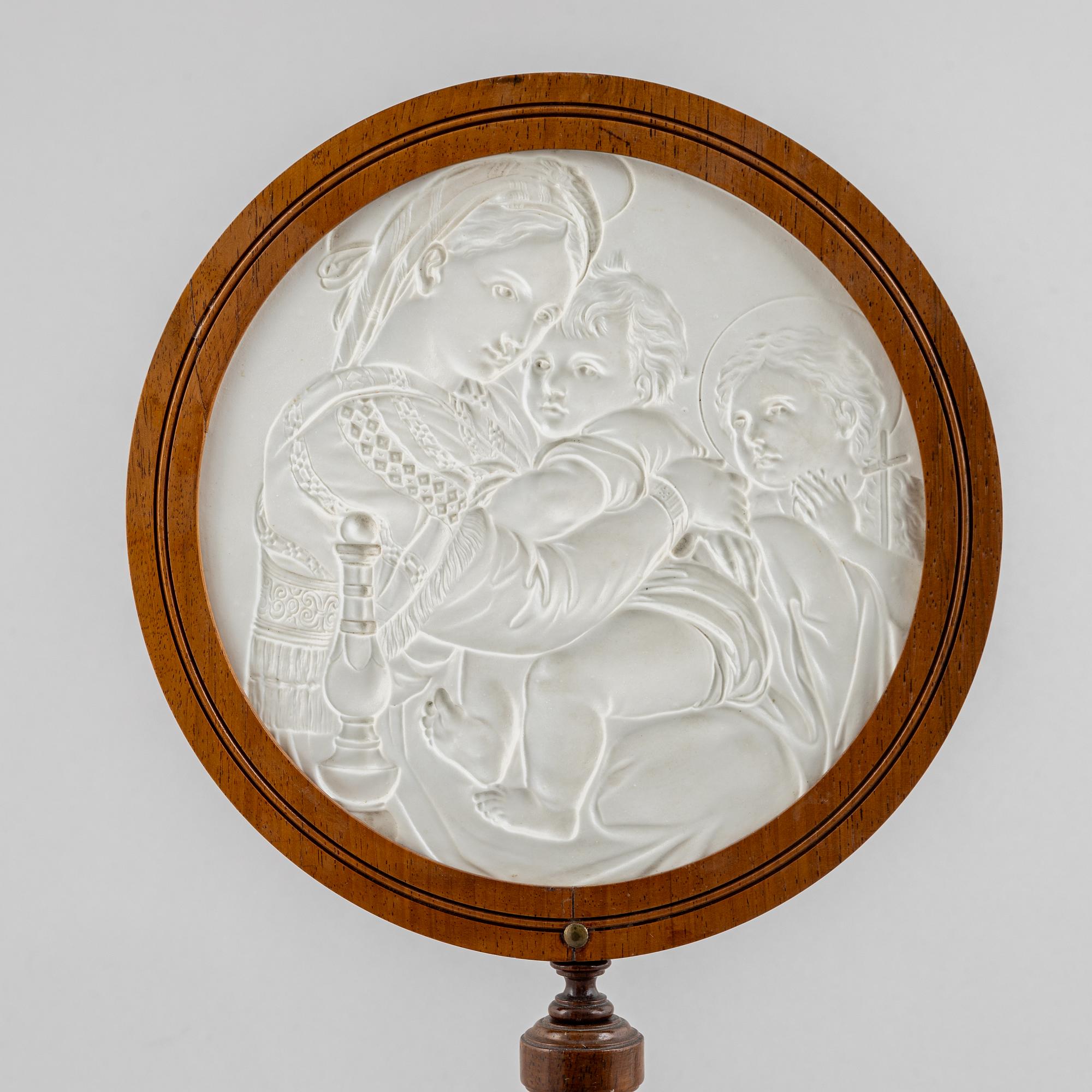 A lithophane shade of biscuit porcelain and mahogny, mid/second half of the 19th century.