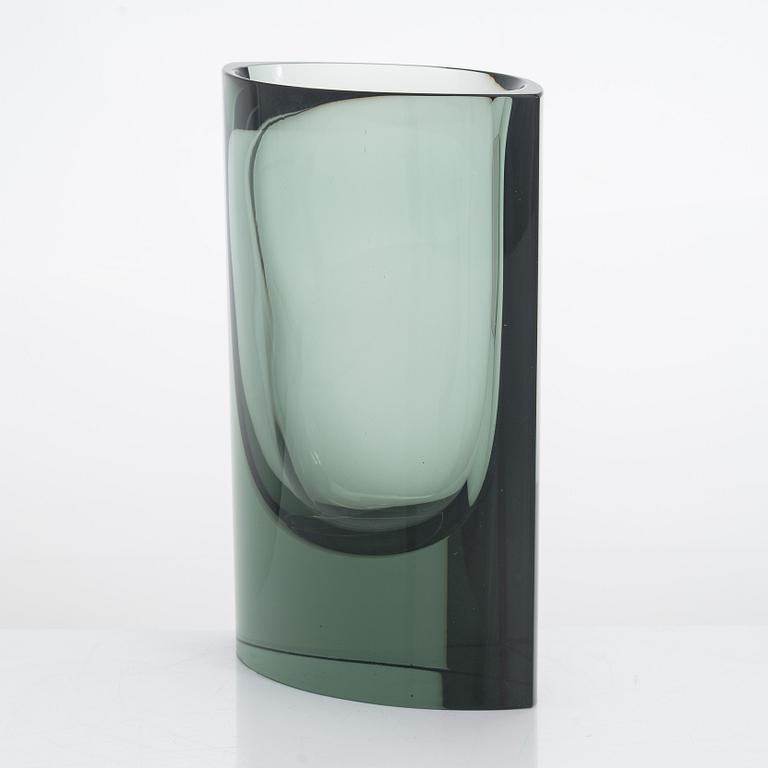 A green Kaj Franck glass vase model 407, signed Nuutajärvi Notsjö.