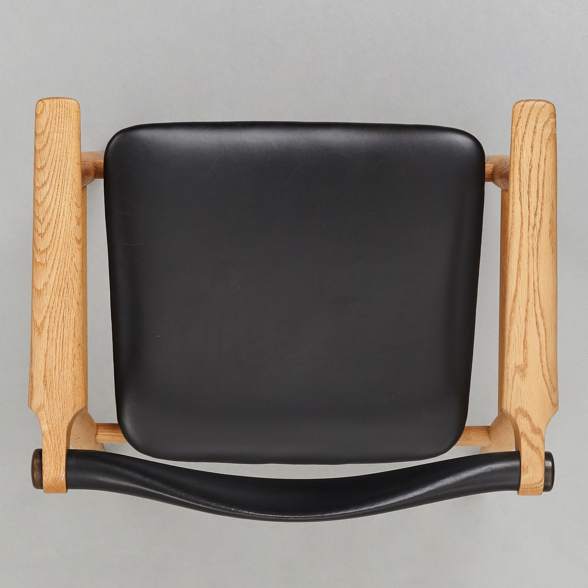 HANS J WEGNER, karmstol "Åget", modell "CH-34", Carl Hansen & Søn, Danmark 1960-tal.