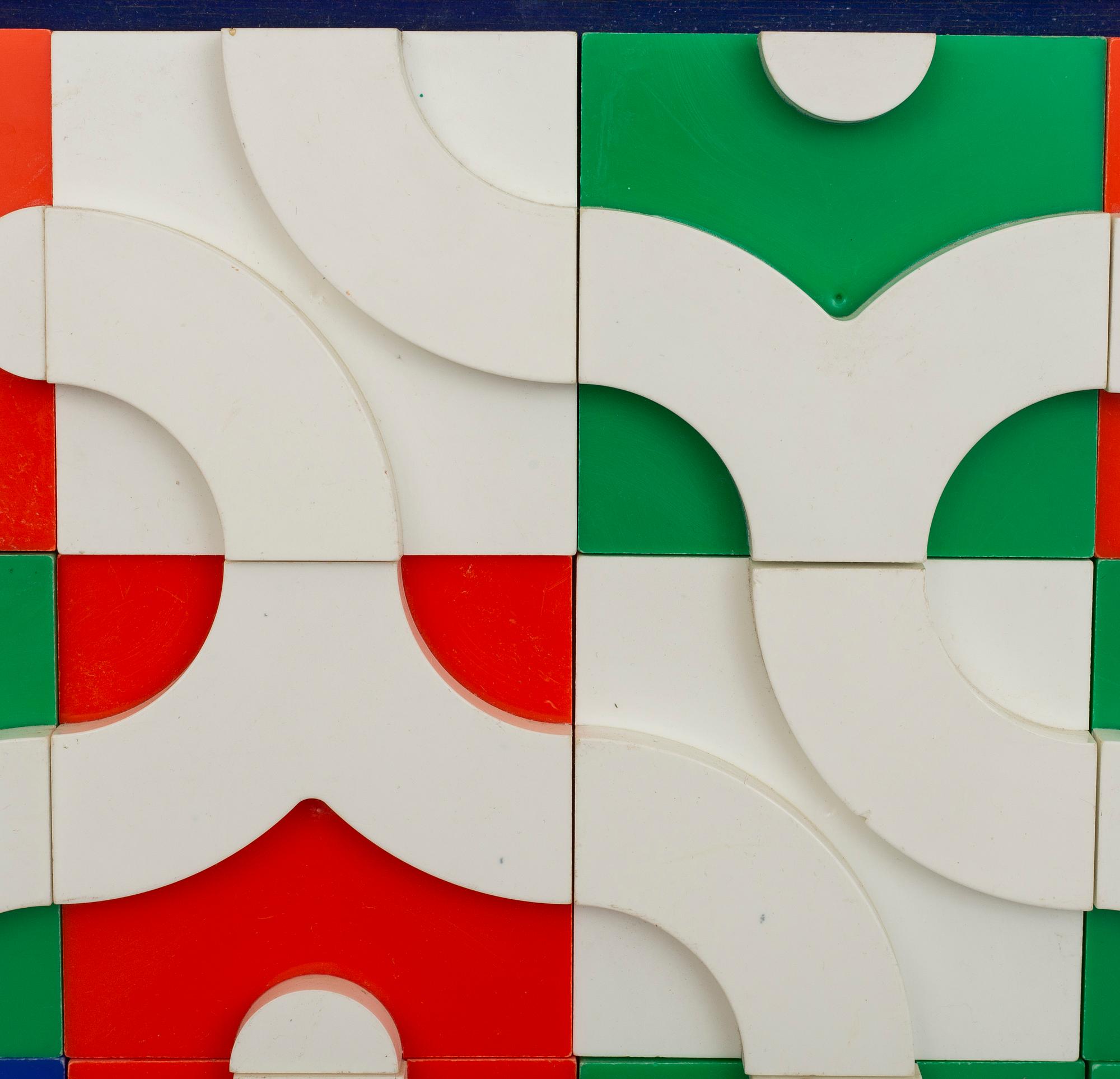 NICKE ROSÉN, 48 pusselbitar av plast, numrerade och signerade.