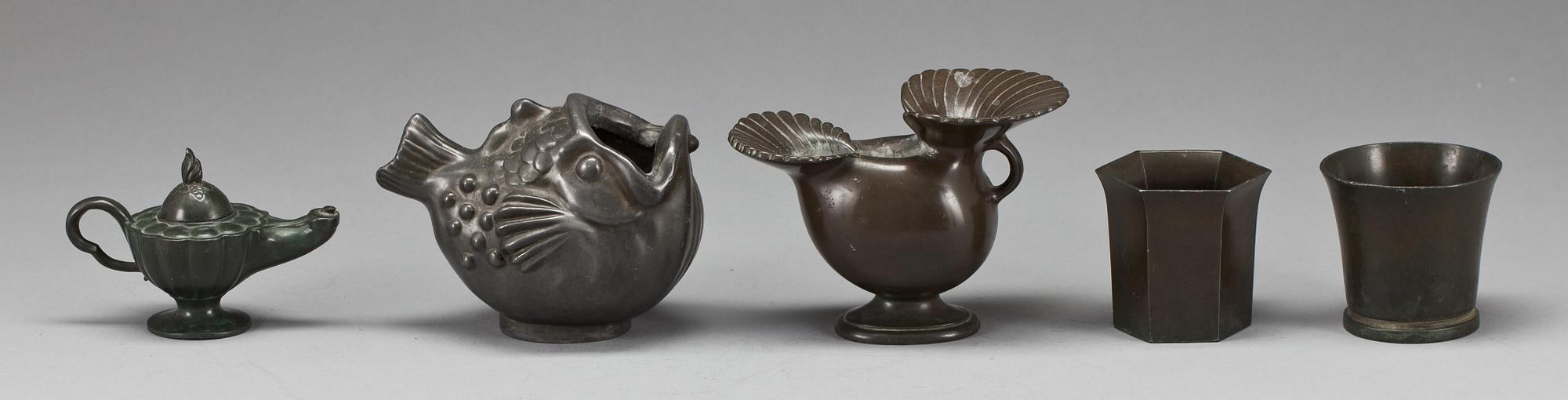 BÄGARE, 2 st och FIGURINER/ASKFAT, 3 st, brons, Just Andersen, Danmark, 1930/30-tal.