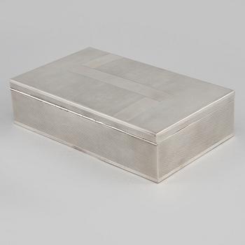 CIGARRSKRIN, silver, importstämplat, omkring 1900-talets mitt, total vikt 875 gram.