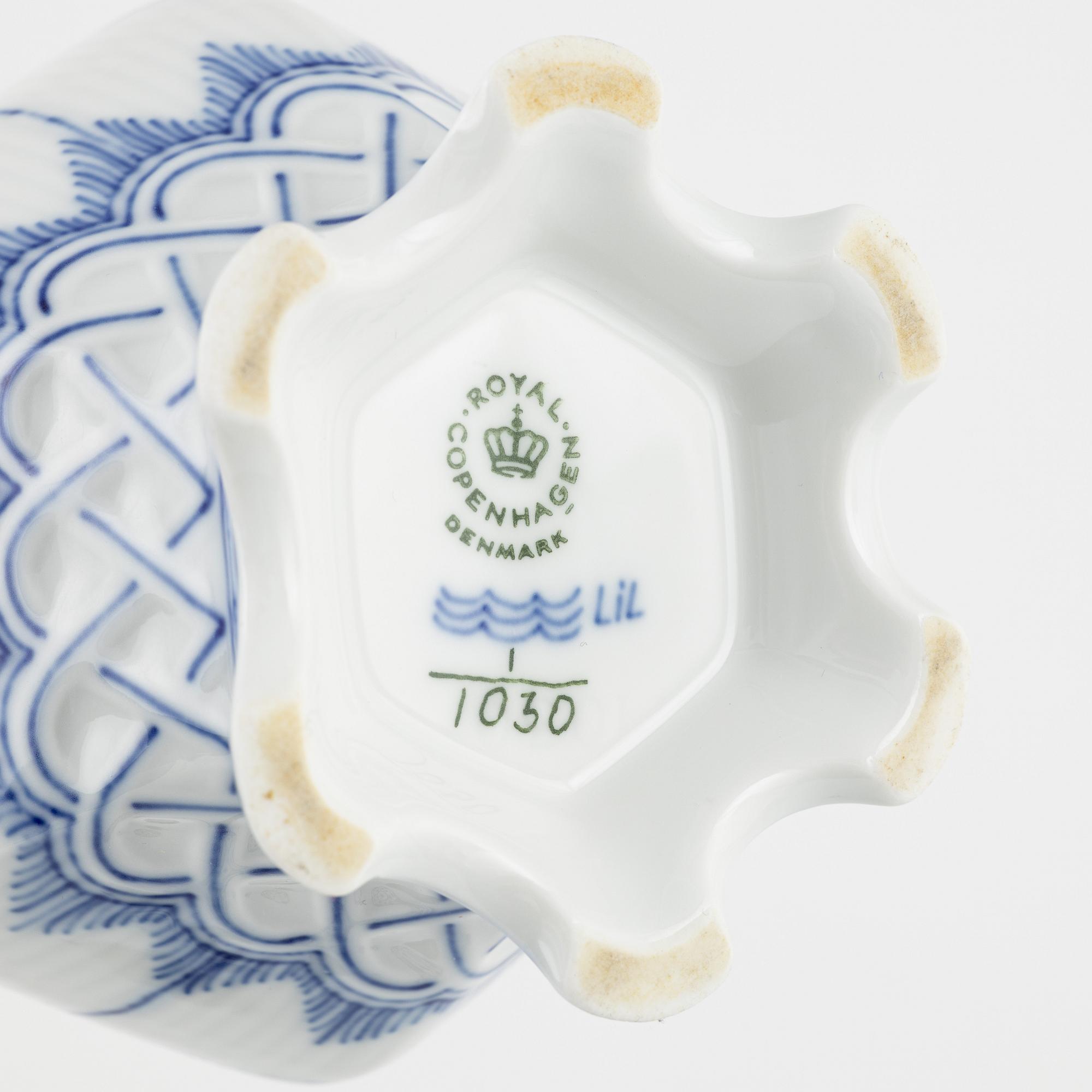 Royal Copenhagen, 4 porcelain pieces of 'Musselmalet', Denmark.
