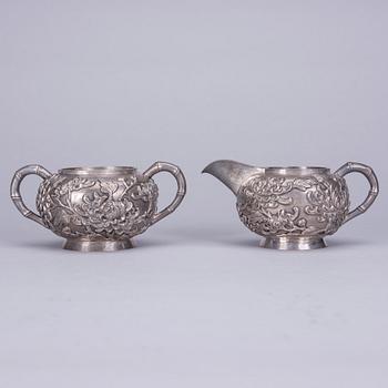 SOCKERSKÅL och GRÄDDSNÄCKA, silver, stämplade Luen Wo Shanghai. Ca 1900. Vikt 526 g.