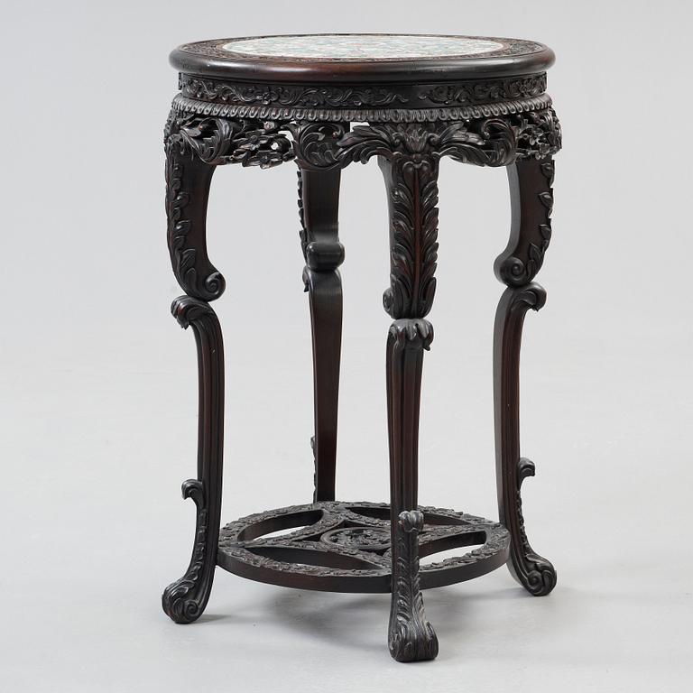A hardwood and porcelain plaquette in famille verte  table, Qing dynasty 19th century.