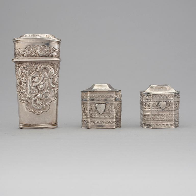DOSOR MED LOCK, ett par & FODRAL, silver. Bl a Nederländerna, 1700-1800-tal. Vikt ca 82 gram.