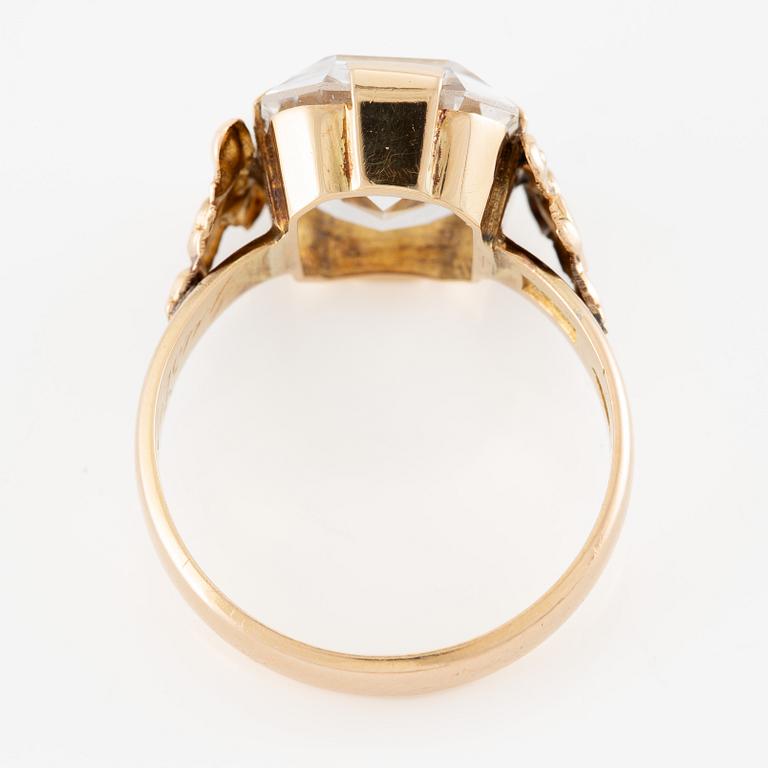 Ring, 18K guld med syntetisk vit spinell, skena stämplad Göteborg 1897.