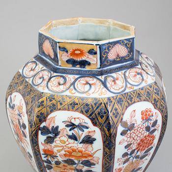 A Japanese imari vase with cover, Meiji period (1868-1912).