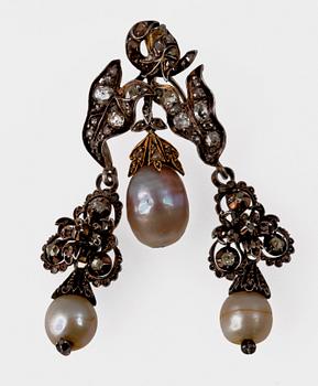HÄNGE, guld/silver med antikslipade diamanter och orientaliska pärlor. 1800-tal.