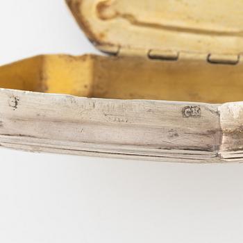 Dosa, silver, otydlig mästarstämpel, möjligen för Conrad Klepperbein, (verksam i Malmö 1695-1710) .