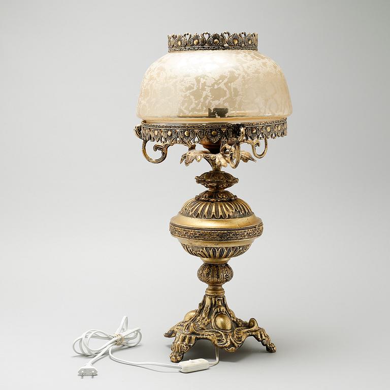 A mid 20th century table lamp.