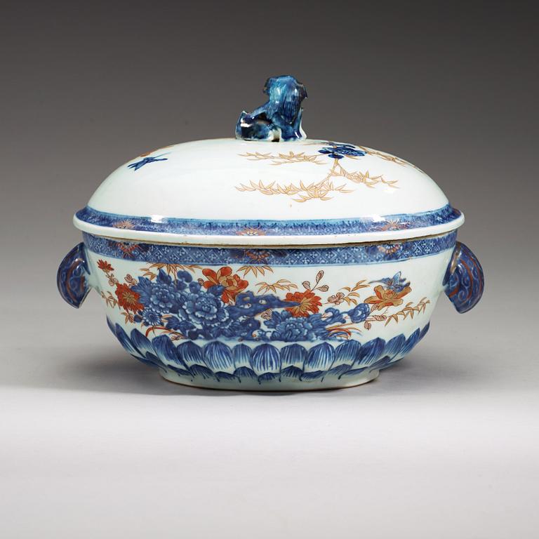 A blue and white tureen with cover, Qing dynasty, Qianlong (1736-95).