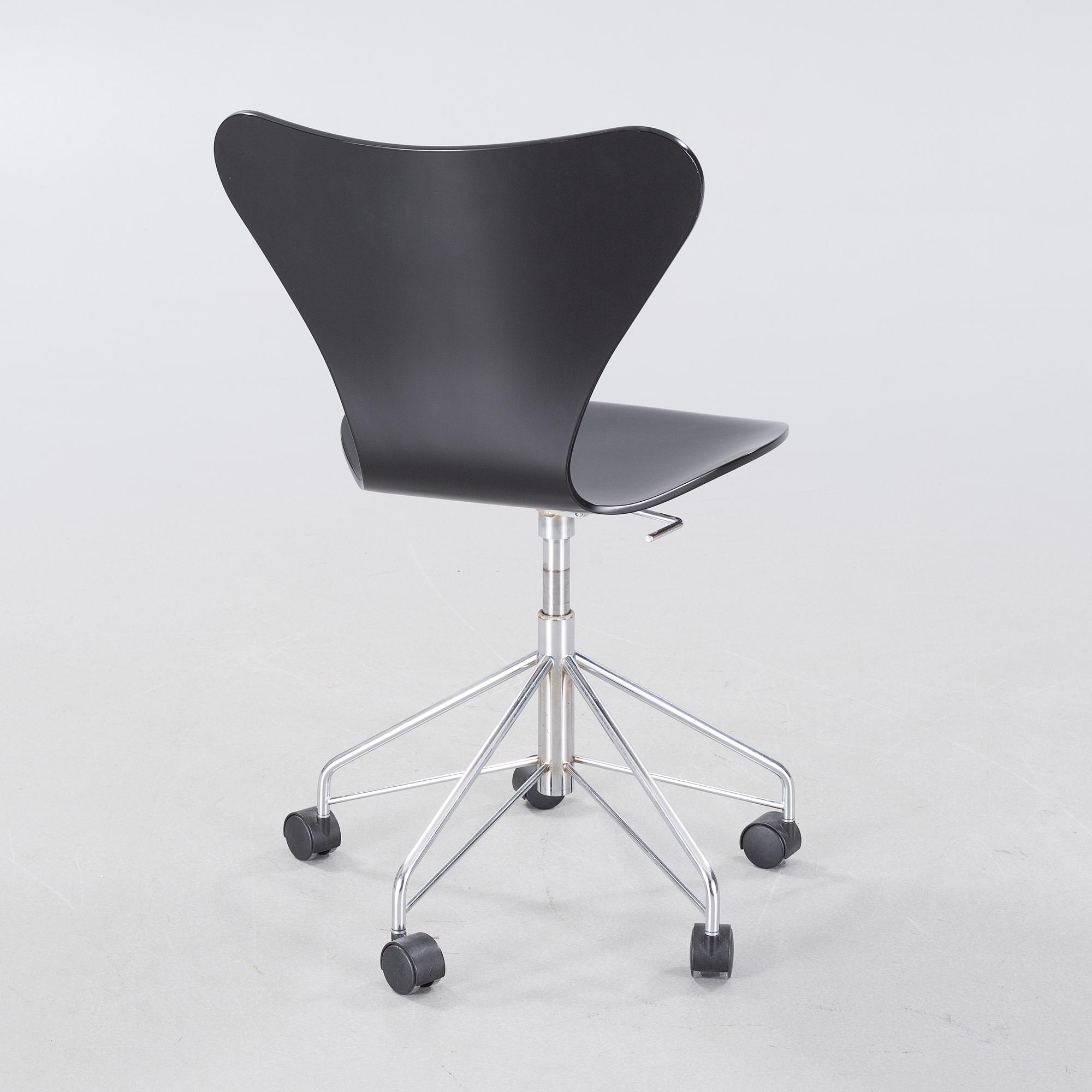 A desk chair by Arne Jacobsen for Fritz Hansen, model "Sjuan", 1992.