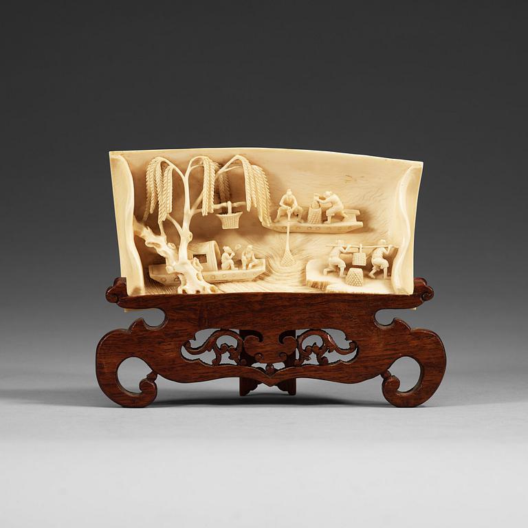 A ivory wrist rest, late Qing dynasty.