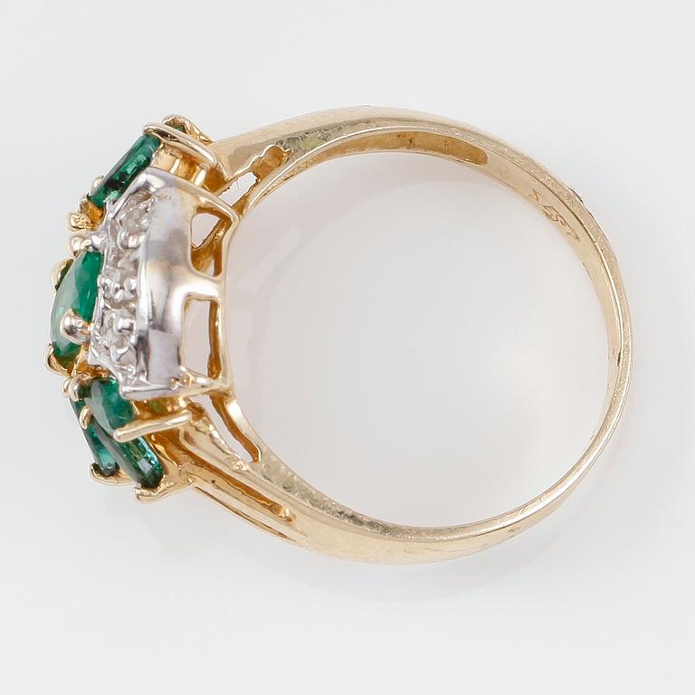 RING, 14K guld, smaragder tot ca 1.45 ct. och mindre diamanter.