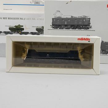 Märklin, engines and traincars, scale H0, in boxes.