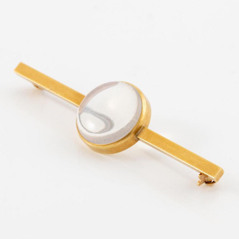 Wiwen Nilsson, a brooch, 18K gold with a cabochon-cut moonstone, Lund 1967.