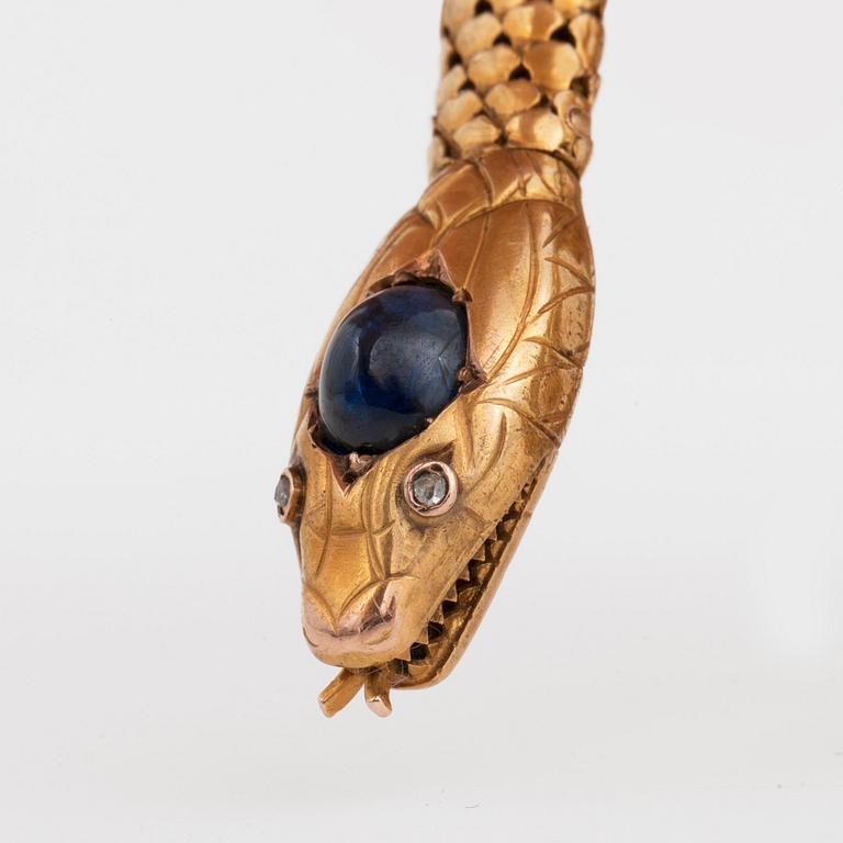 ARMBAND i form av en ledad orm med safir på huvudet och rosenslipade diamanter till ögon. 1840-50-tal. Troligen engelsk.
