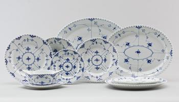 MATSERVIS, 57 delar, porslin, "Musselmalet", Royal Copenhagen.