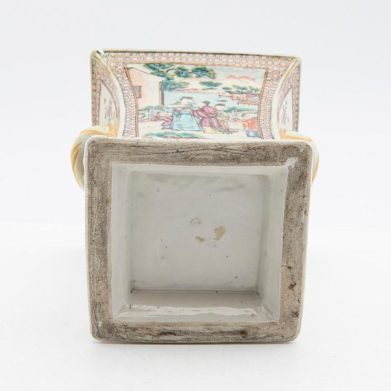 Tulip vase with insert, company porcelain. Qing dynasty, Qianlong (1736-95).