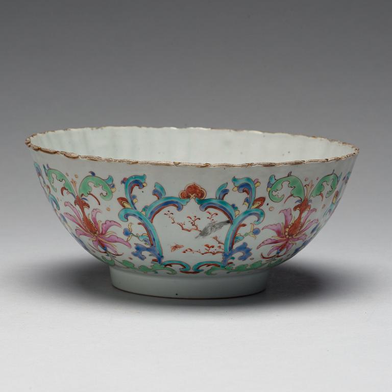 A famille rose bowl, Qing dynasty, Qianlong (1736-95).