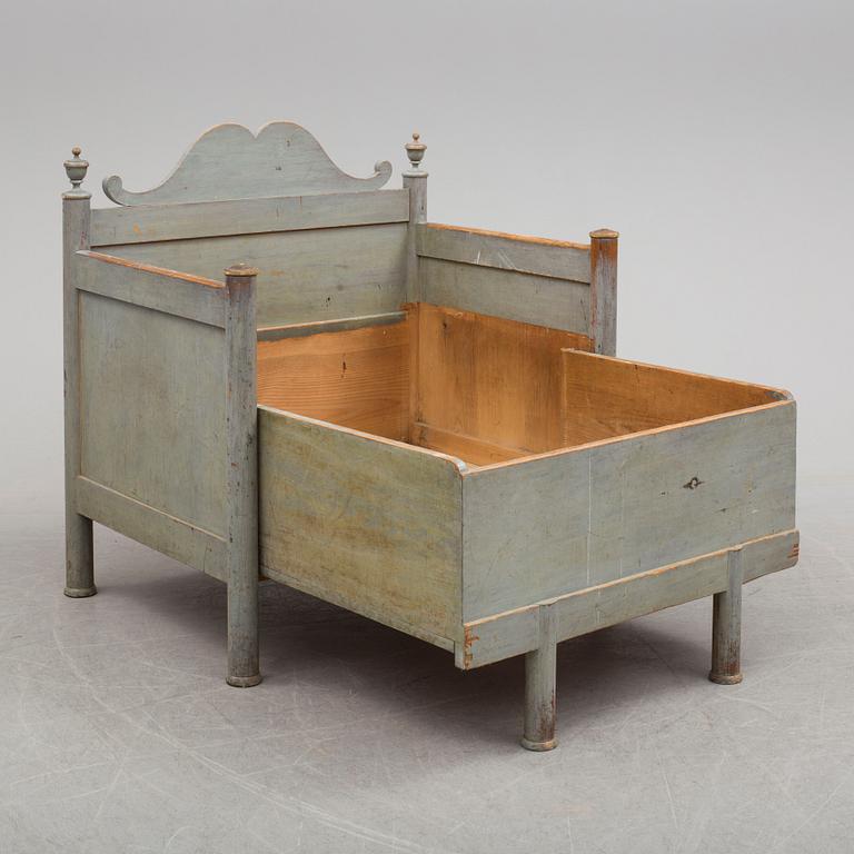 BARNSÄNG/STOL/FÖRVARING, 1800-tal.