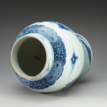 A large blue and white jar, Qing dynasty, Jiaqing (1796-1820).