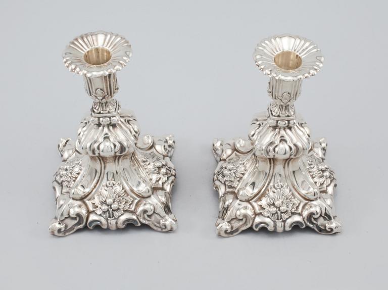 LJUSSTAKAR, ett par, silver, importstämplade, omkring 1900-talets mitt.