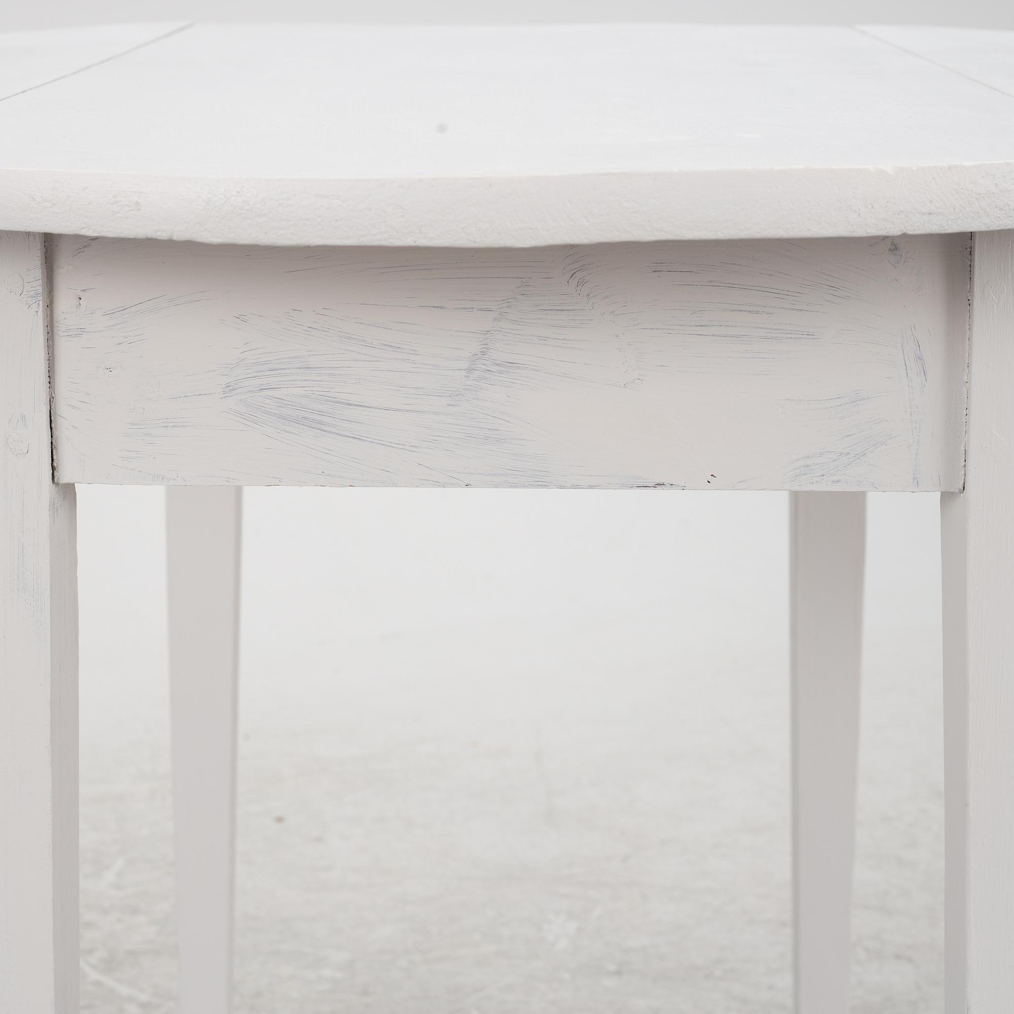 A drop-leaf table, early 20th Century.