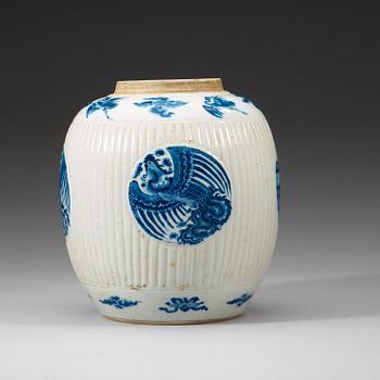 A blue and white jar, Qing dynasty, Kangxi (1662-1722).