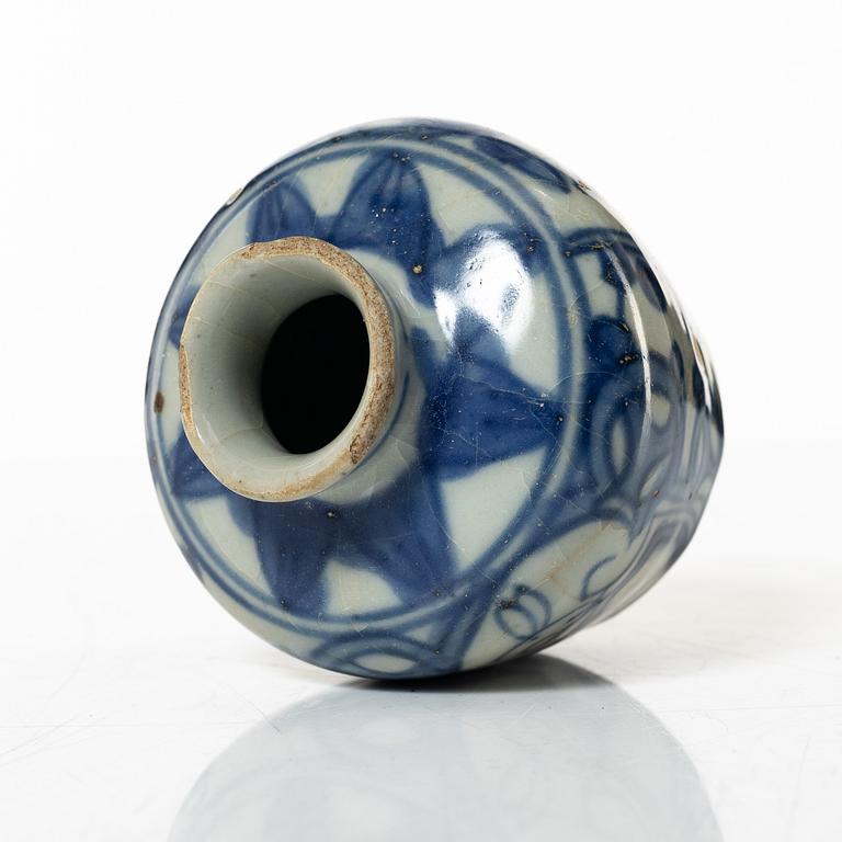 A set of nine Chinese porcelain pieces, 19th Century.