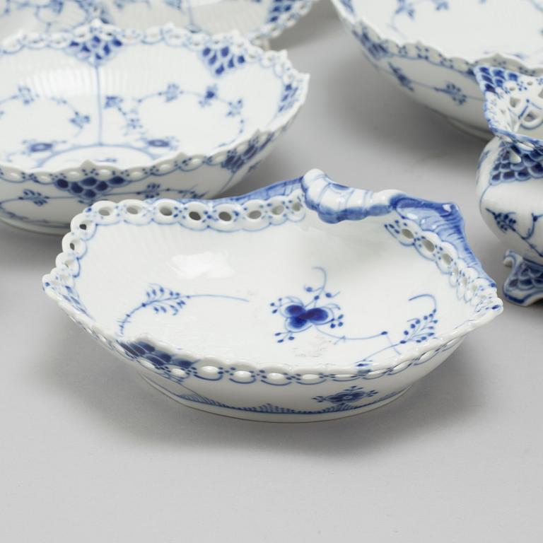 59 pieces of "Musselmalet" porcelain tableware, Royal Copenhagen, 20th century.