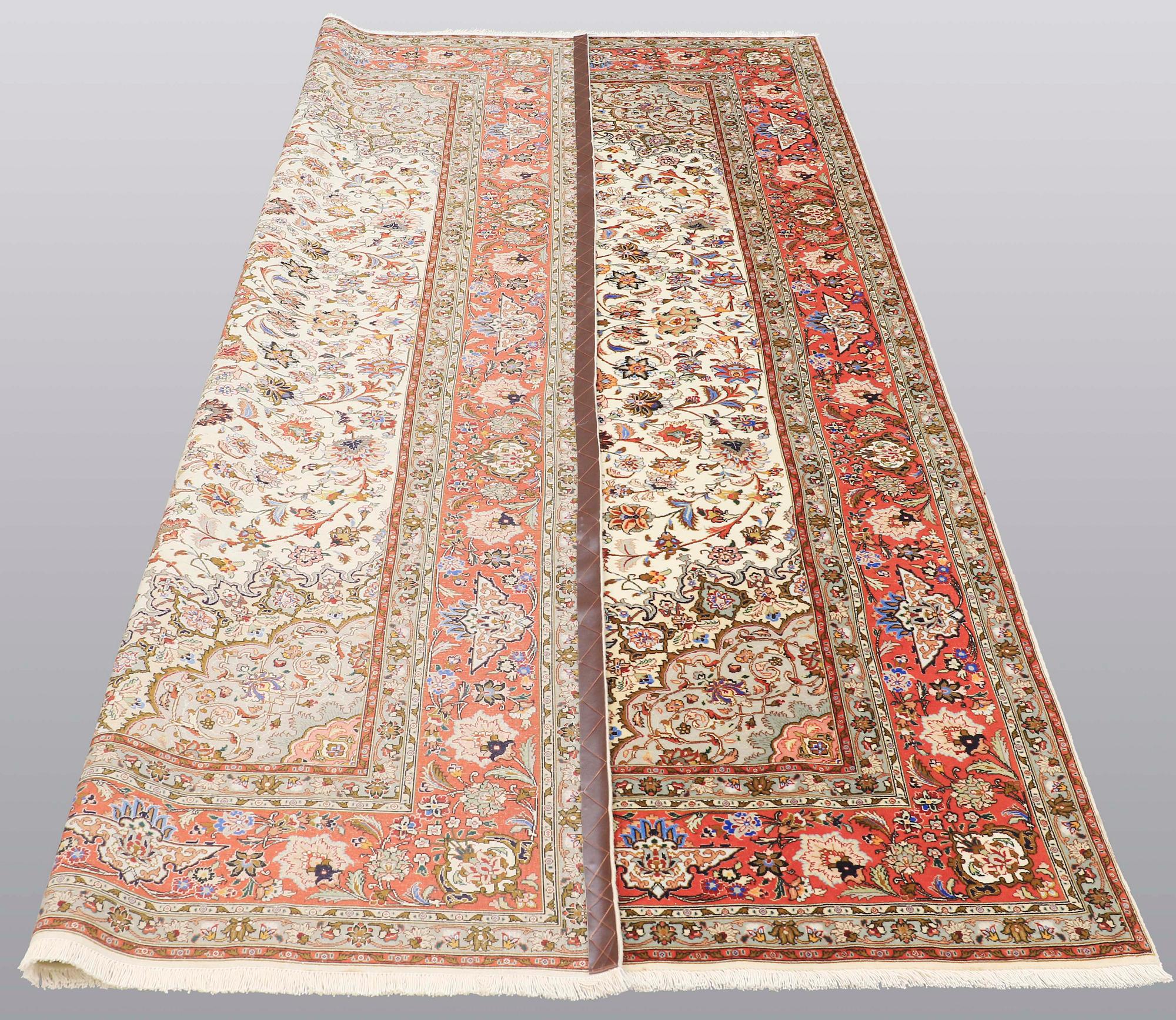A carpet, Täbriz part silk, 306 x 200 cm.