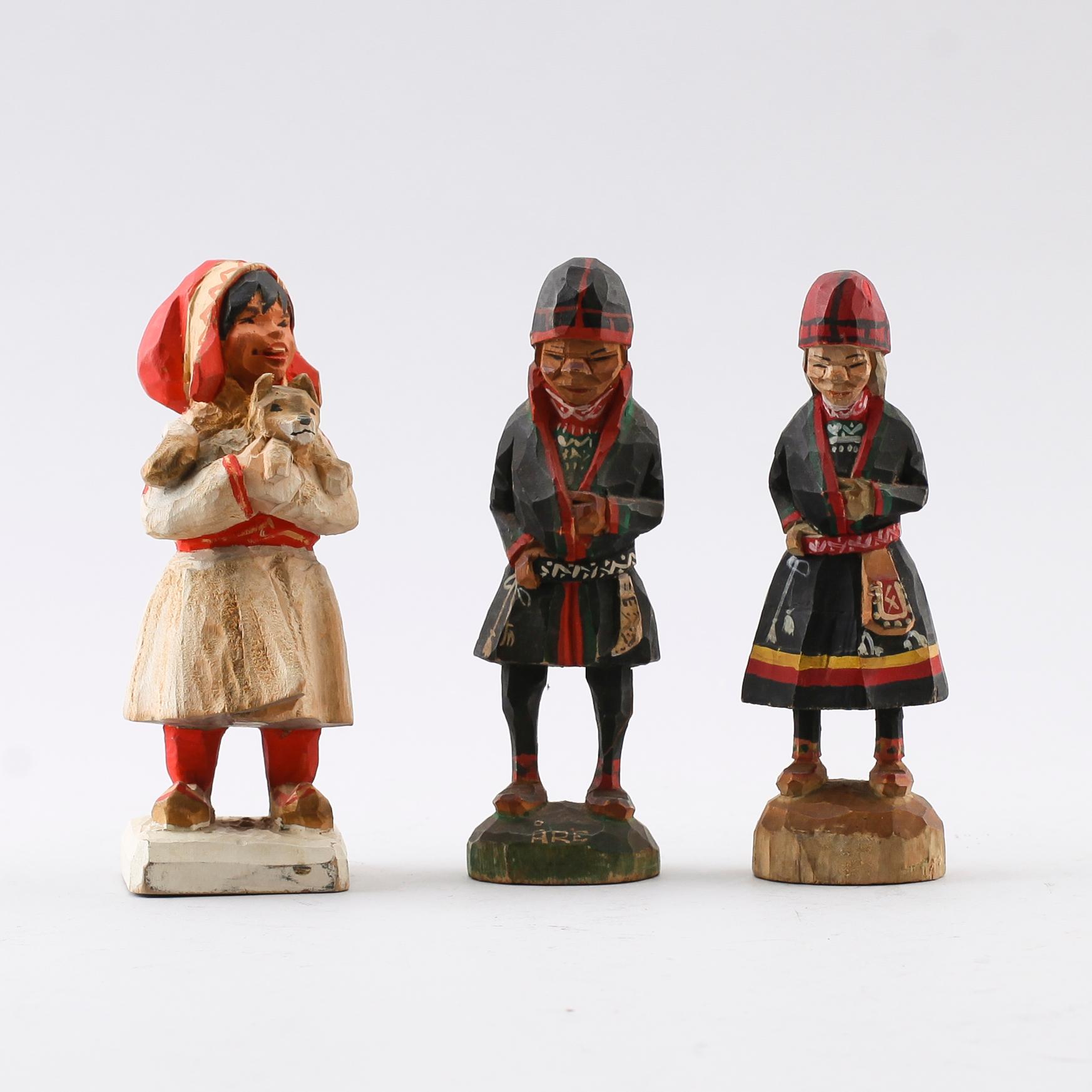 SAMEFIGURER, 3 st, skuret trä, två med monogramsignering GJ, Georg Jonsson, 1900-talets första hälft.