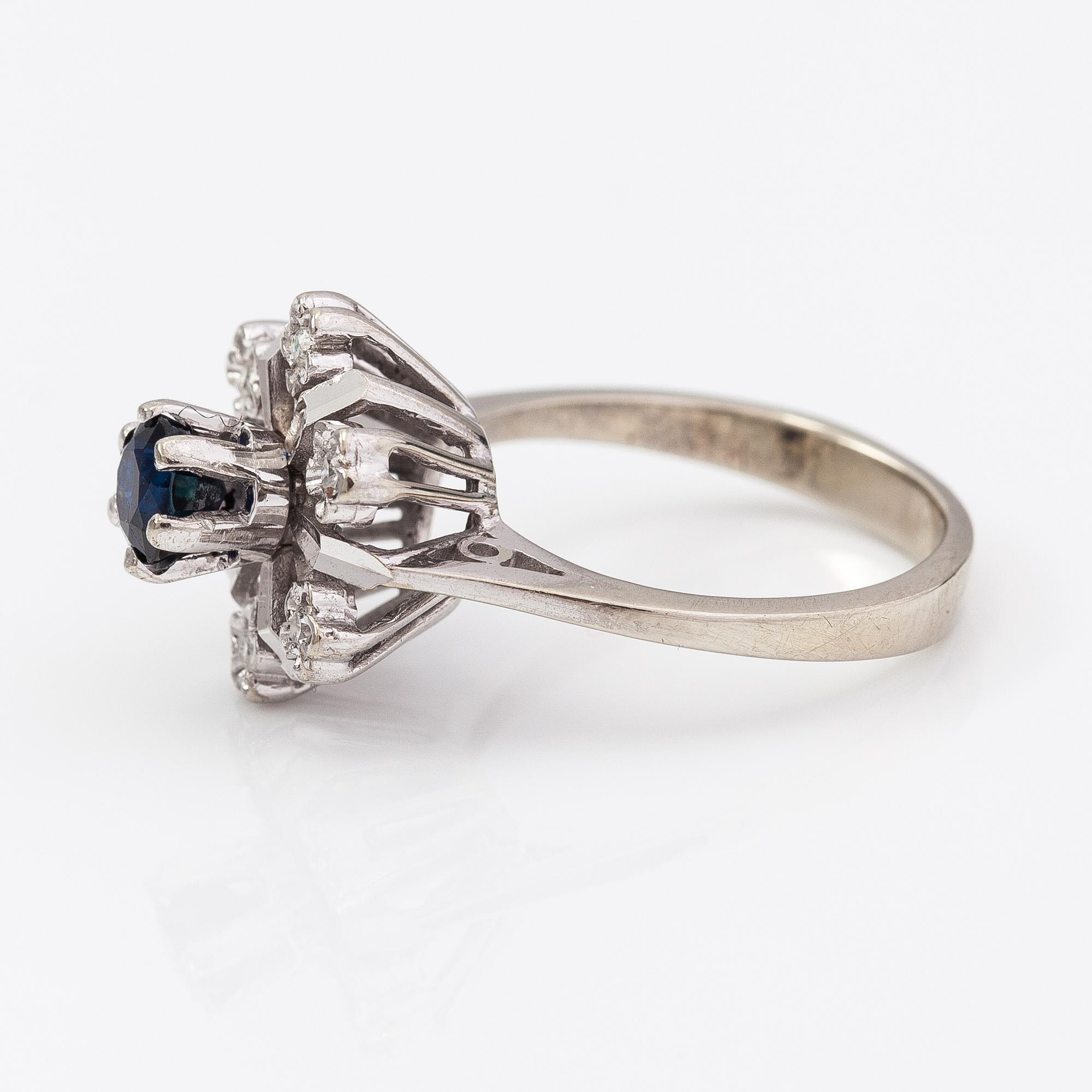 Sormus, 18K valkokultaa, safiiri ja timantteja n. 0.03 ct yht.