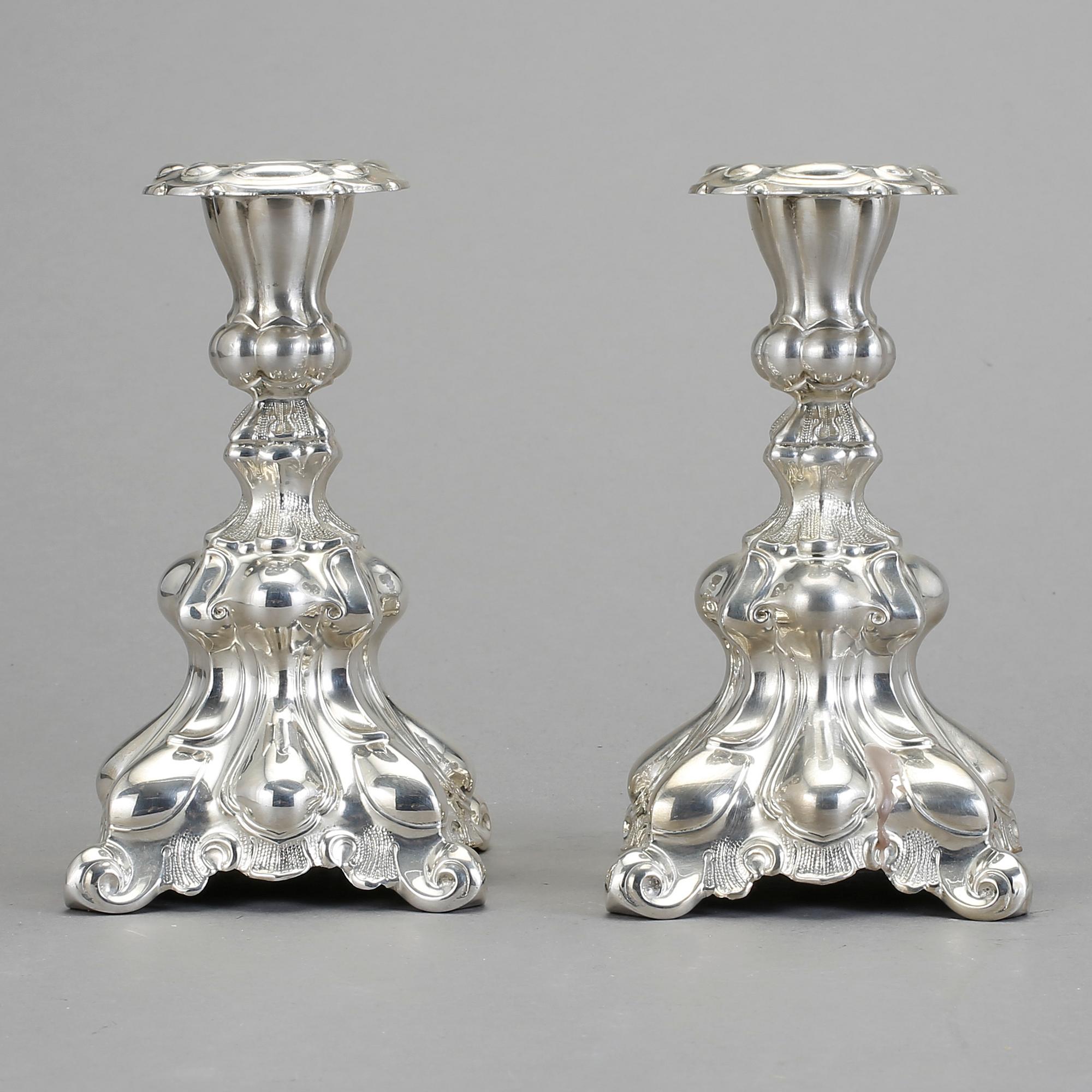 LJUSSTAKAR, ett par, silver, barockstil, 1900-tal, svenska importstämplar. Fylld fot tot vikt: 1728 gram.