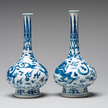 A pair of blue and white vases, Qing dynasty, Kangxi (1662-1722).