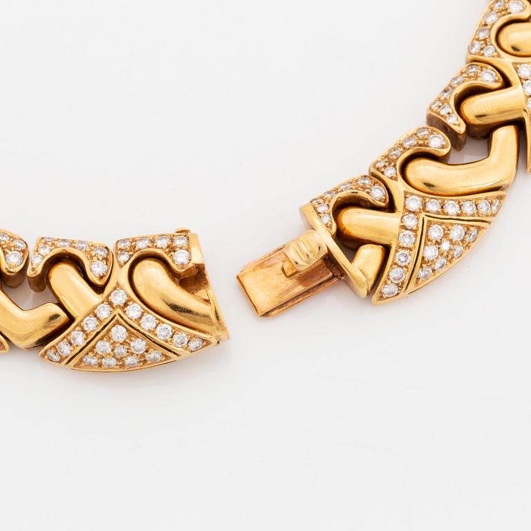 An 18K gold Bulgari necklace set with round brilliant-cut diamonds.