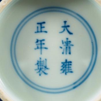 A blue glazed bowl, late Qing dynasty with Yongzhengs six character mark.