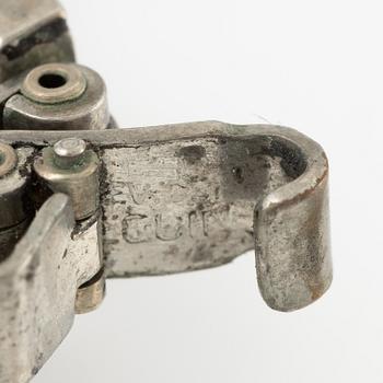 Damarmbandsur, platina med åttkantslipade diamanter, med textilrem.