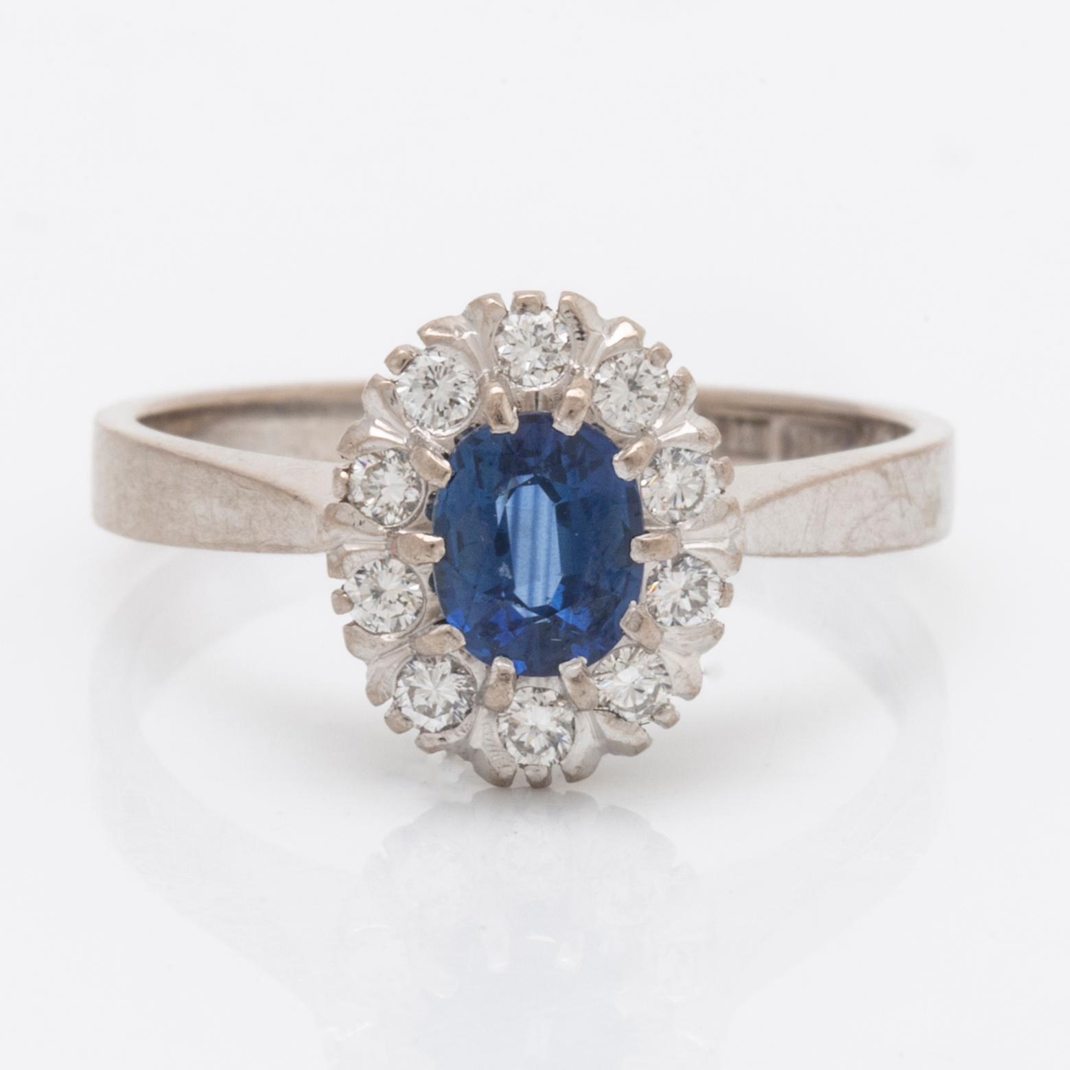 Ring 18K vitguld med 1 safir 0,77 ct och briljanter 0.23 ct enligt gravyr, Juvelia Uppsala 1991.