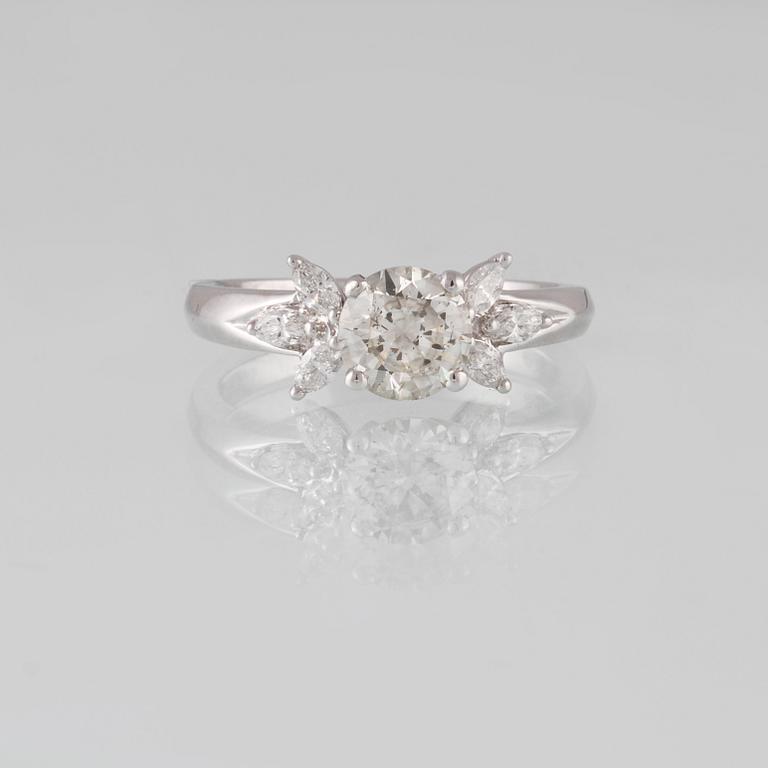 RING, 18K vitguld med briljantslipad diamant ca 1.11 ct samt 6 navetteslipade diamanter 0.26 ct. Vikt 4,2 gram.