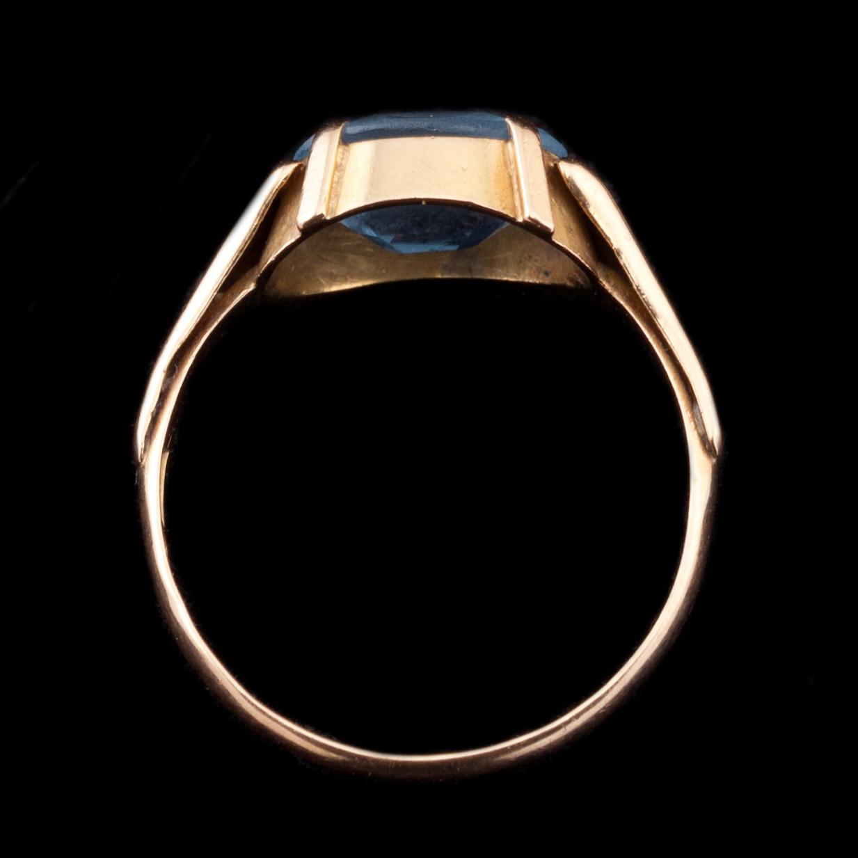 RING, 18k guld med fasettslipad syntetisk blå spinnell. Guldvarufabriken Hugo Olsson Helsingborg 1955. Vikt ca 2 g.