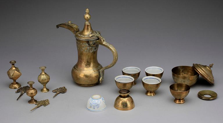 RÖKBORD, med tillbehör. Orientaliskt, 1800/1900-tal.