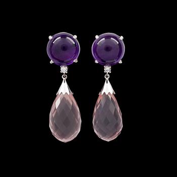 1088. A pair of briolette cut rose quartz 32.07 cts, diamonds tot. 0.15 cts and cabochon cut amethyst 12.85 cts earrings.